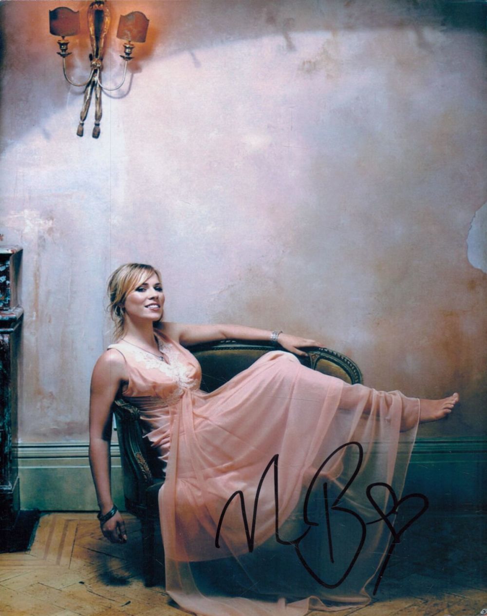 Lot 209: Natasha Bedingfield signed 10x8 inch colour photo. Good...