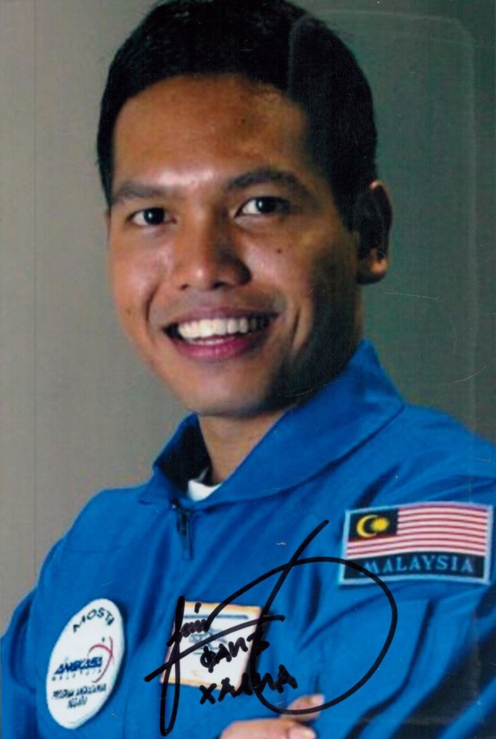 Lot 140: Malaysian Astronaut Faiz Khaleed signed 6 x 4...