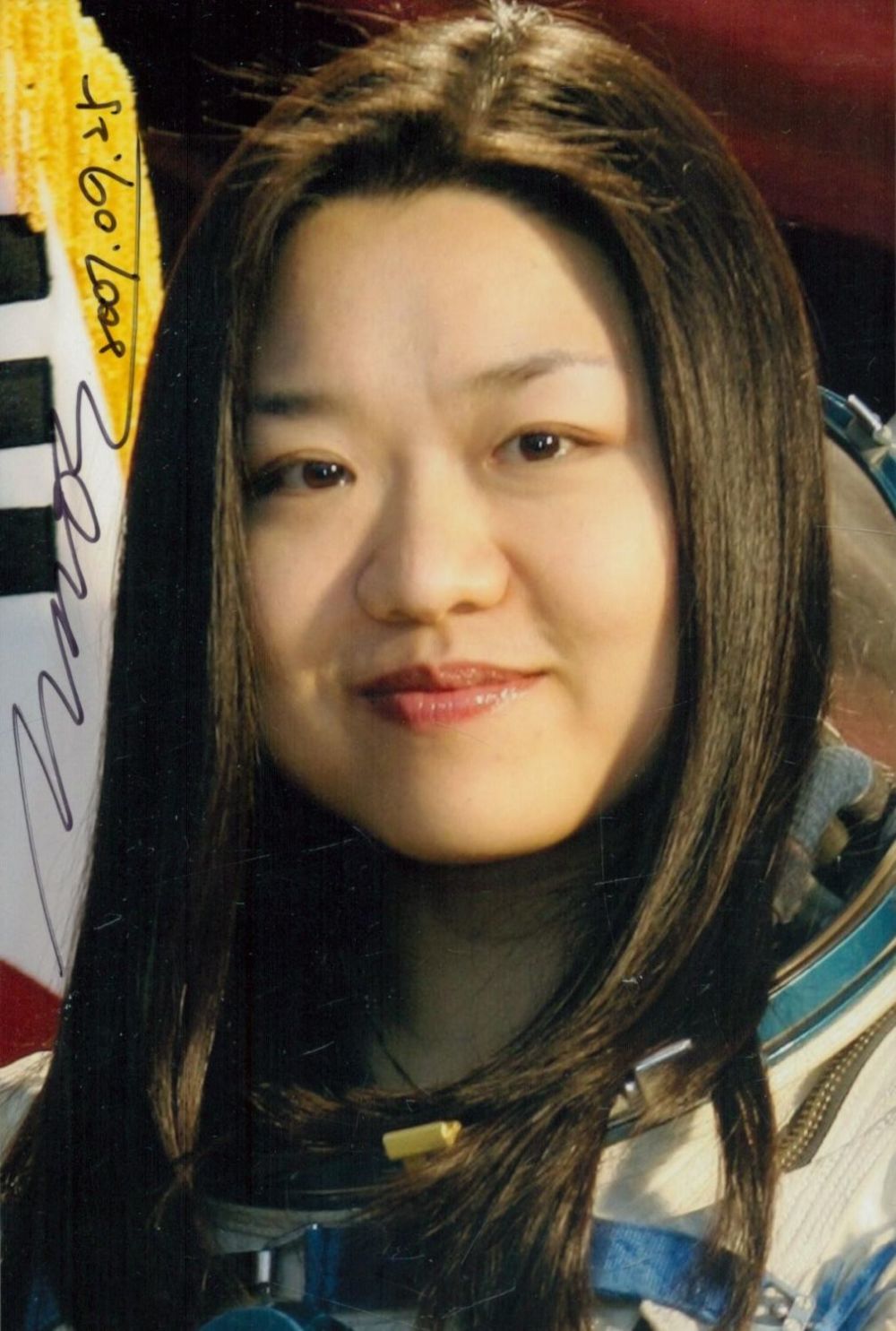 Lot 142: South Korean Astronaut Yi So-Yeon signed 6 x...