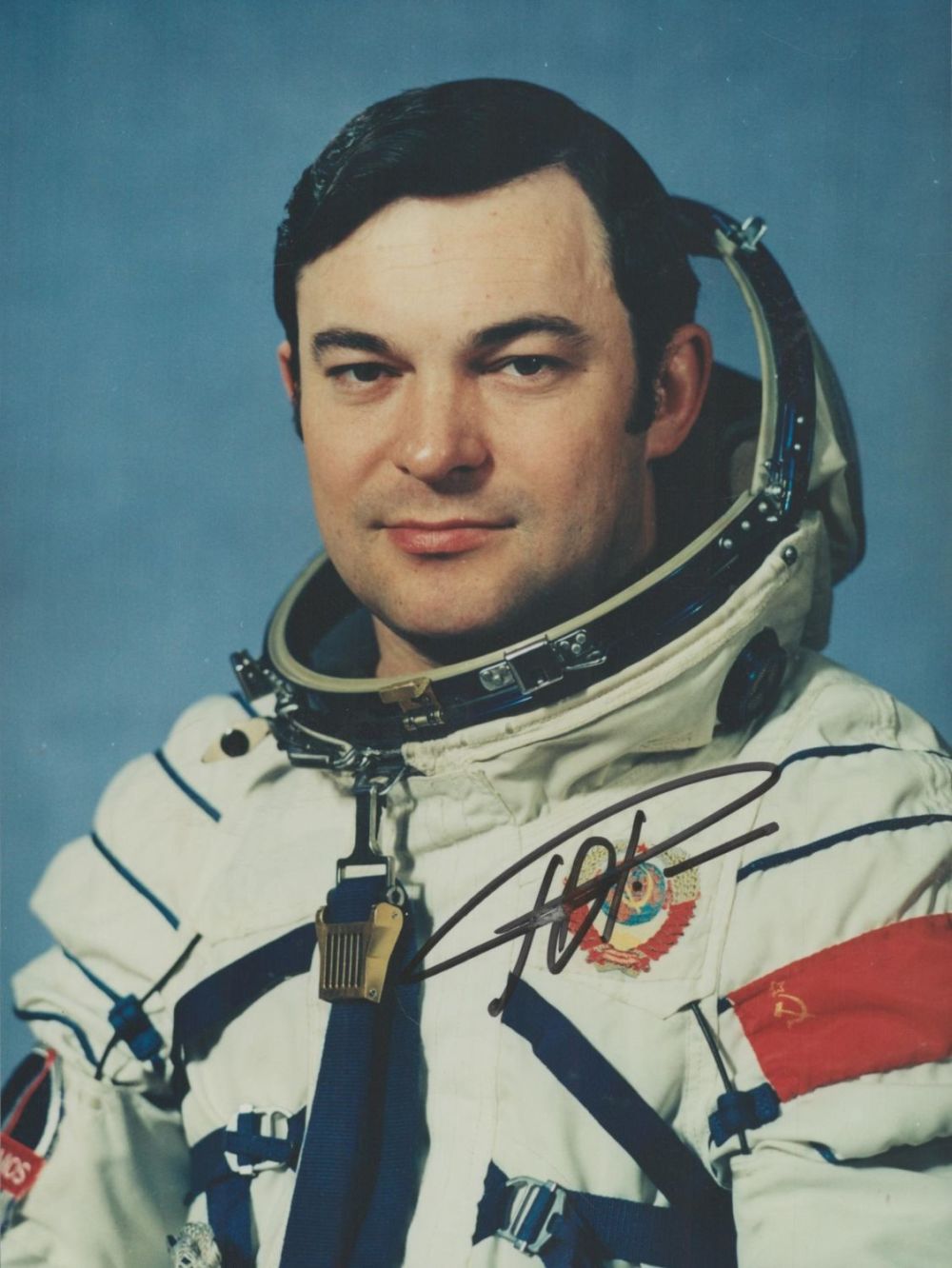 Lot 164: Cosmonaut Yuri Romanenko signed colour portrait photo 8...
