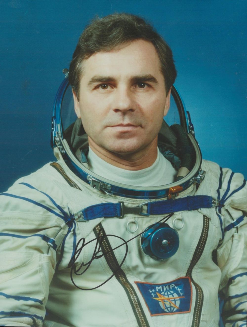 Lot 166: Cosmonaut Aleksandr Viktorenko signed colour portrait photo 8...