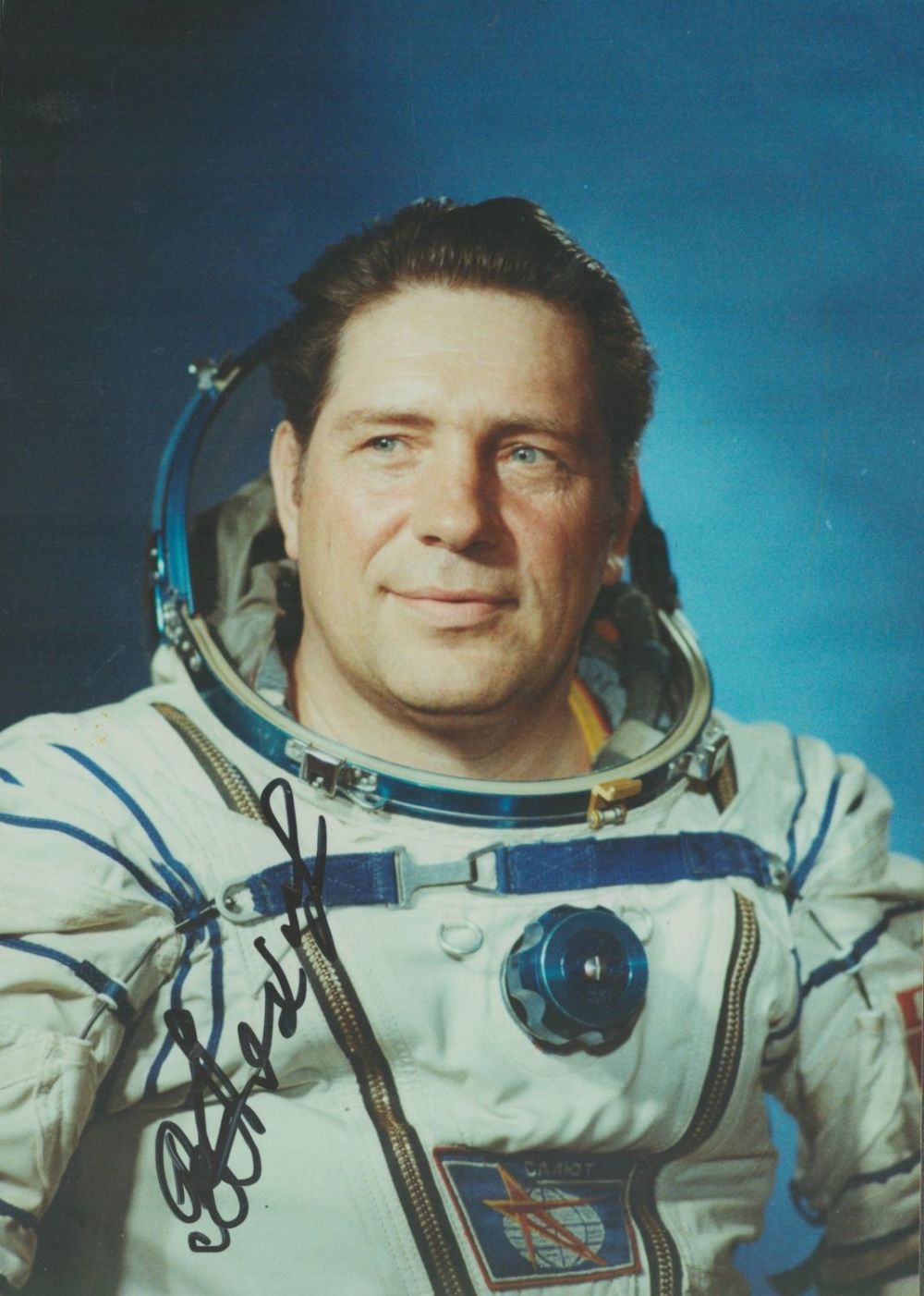Lot 167: Cosmonaut Vladimir Lyakhov signed colour portrait photo 8...