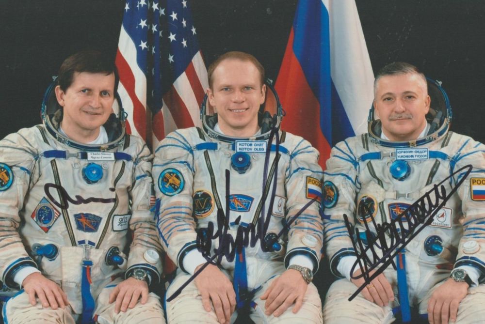 Lot 170: Soyuz TMA-10 Crew Portrait signed colour portrait photo...