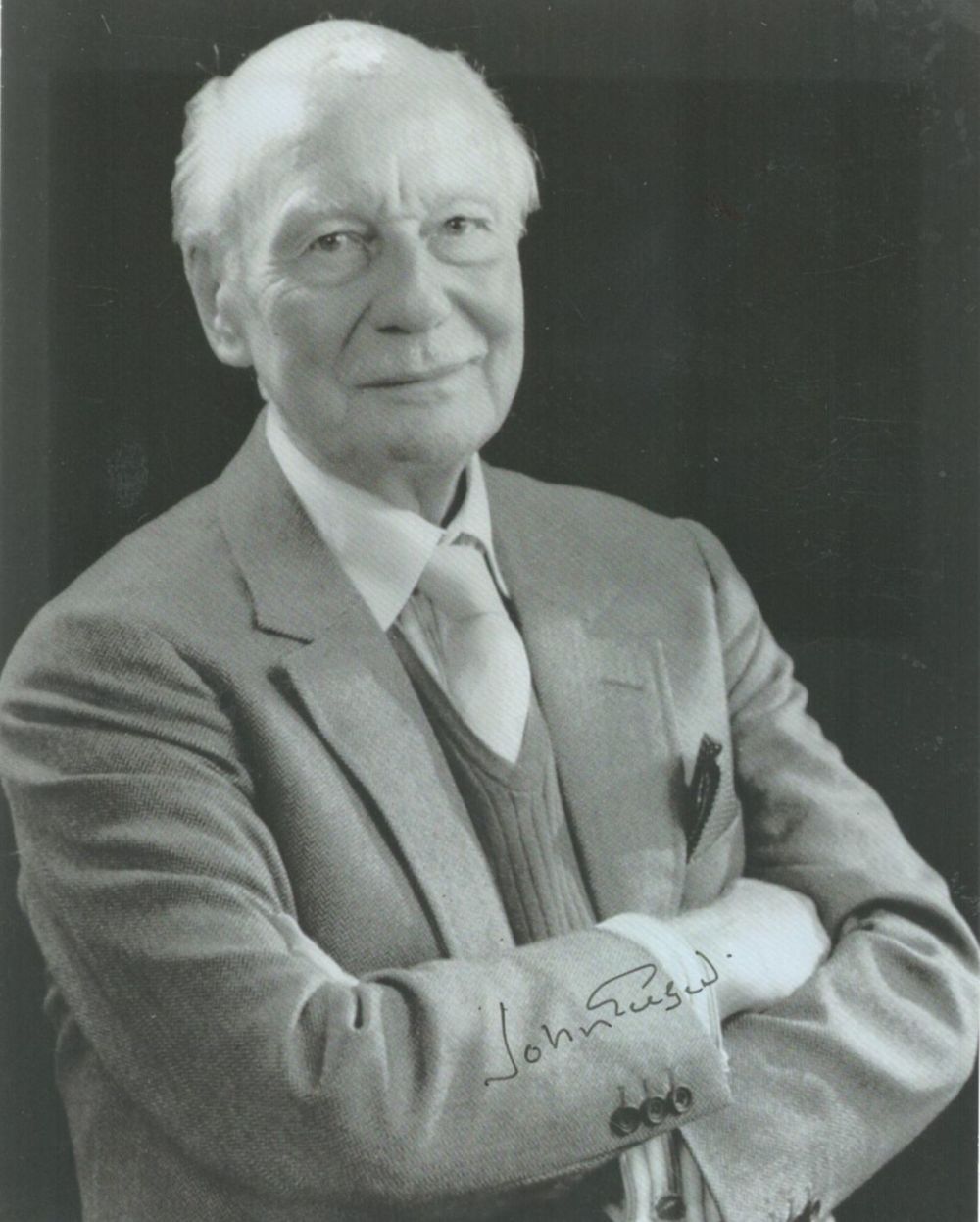 Lot 282: British Actor John Gielgud signed 6 x 5...