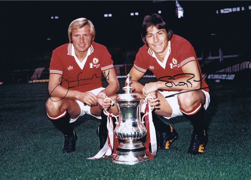 Lot 386: Autographed Man United 16 X 12 Photo :...