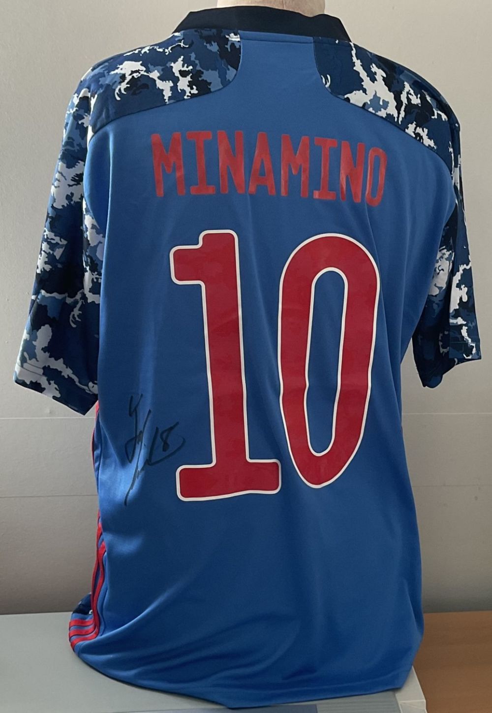 Lot 234: Football Takumi Minamino signed Japan replica home shirt...