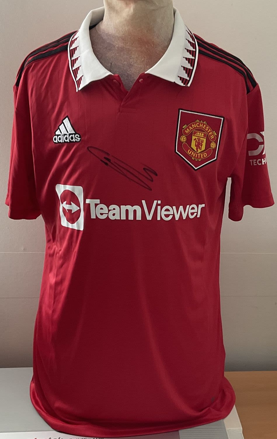 Lot 238: Football Luke Shaw signed Manchester United replica home...