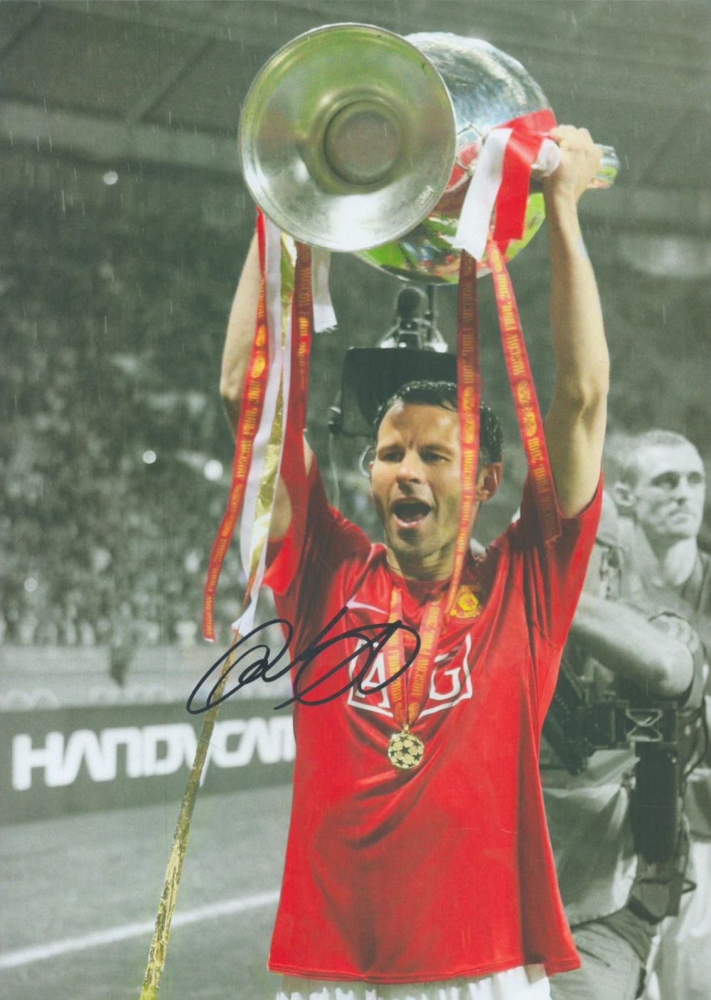 Lot 305: Football Ryan Giggs signed 12x8 inch Manchester United...