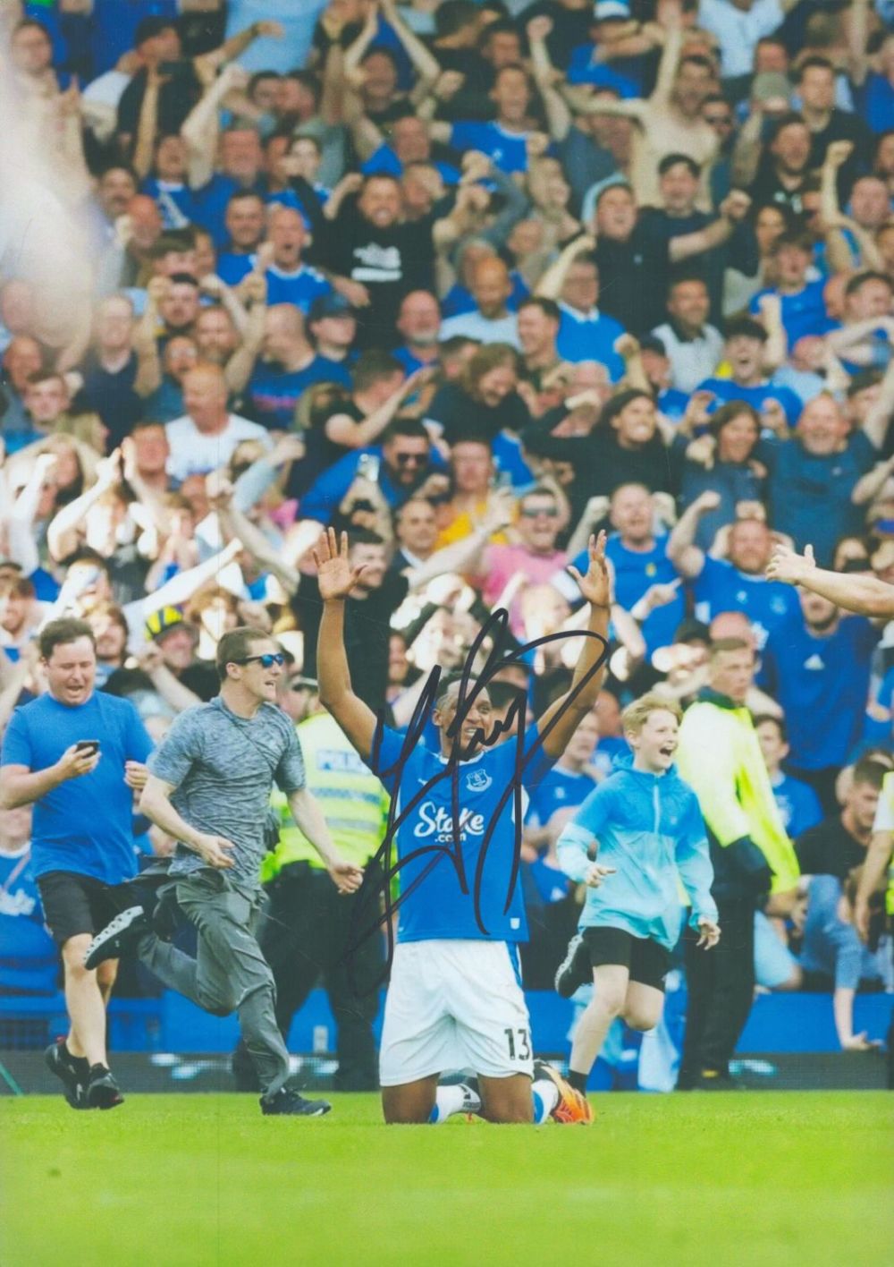 Lot 340: Football Yerry Mina signed 12x8 inch colour photo...