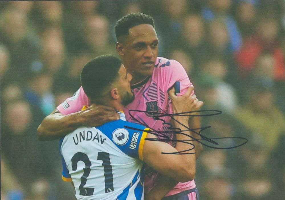Lot 373: Football Yerry Mina signed 12x8 inch colour photo...
