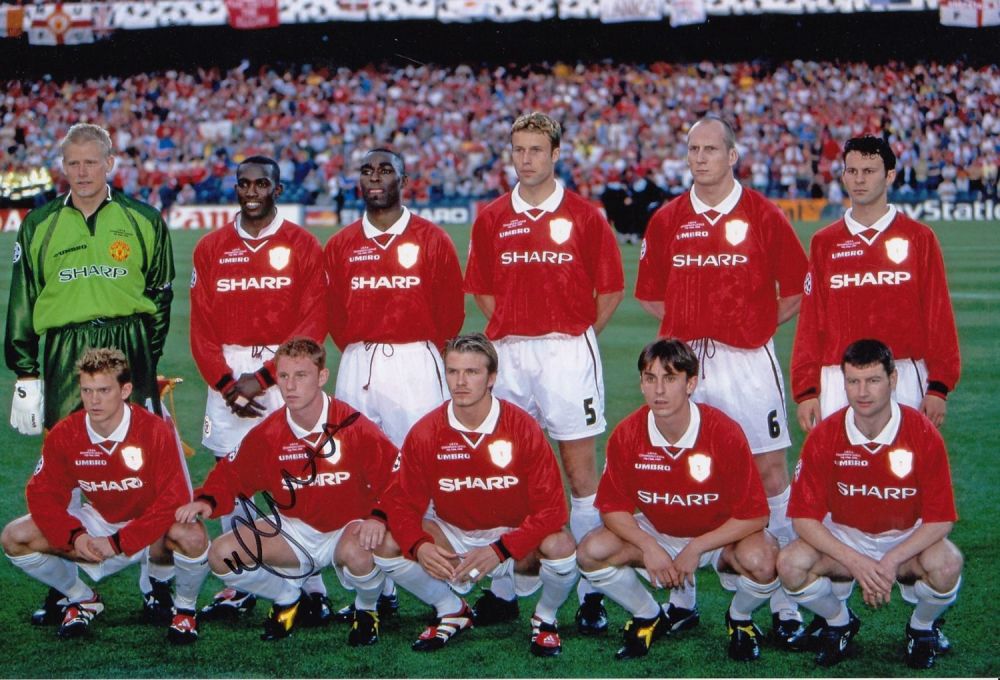 Lot 412: Autographed NORMAN WHITESIDE 12 x 8 photo :...