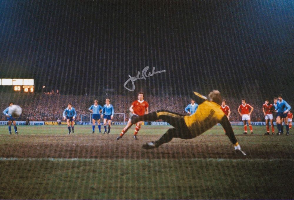 Lot 420: Autographed ROD WALLACE 12 x 8 photo :...