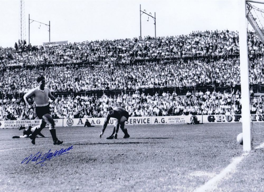 Lot 357: Football Autographed Nat Lofthouse 16 X 12 Photo...