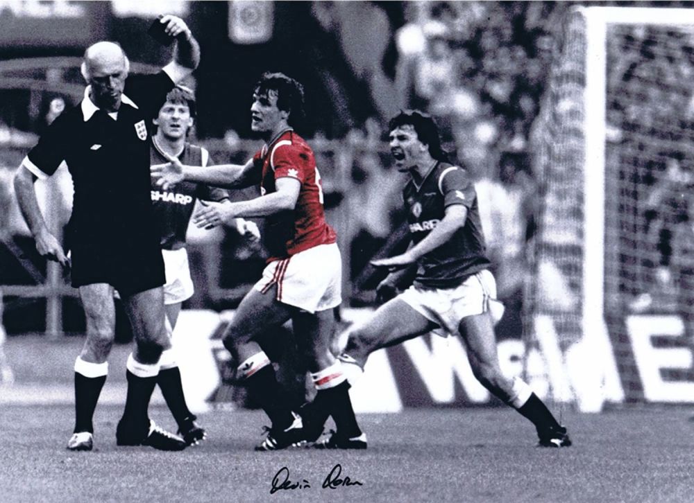 Lot 371: Football Autographed Kevin Moran 16 X 12 Photo:...
