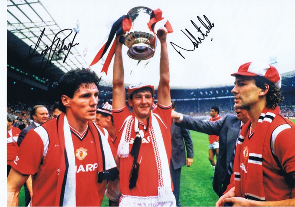 Lot 372: Football Autographed Man United 16 X 12 Photo...