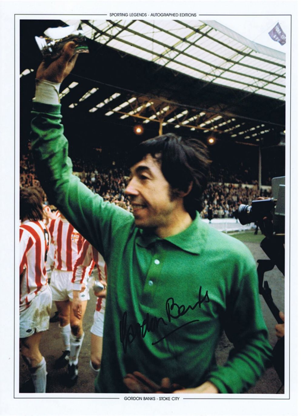 Lot 391: Football Autographed Gordon Banks 16 X 12 Photo-Edition:...