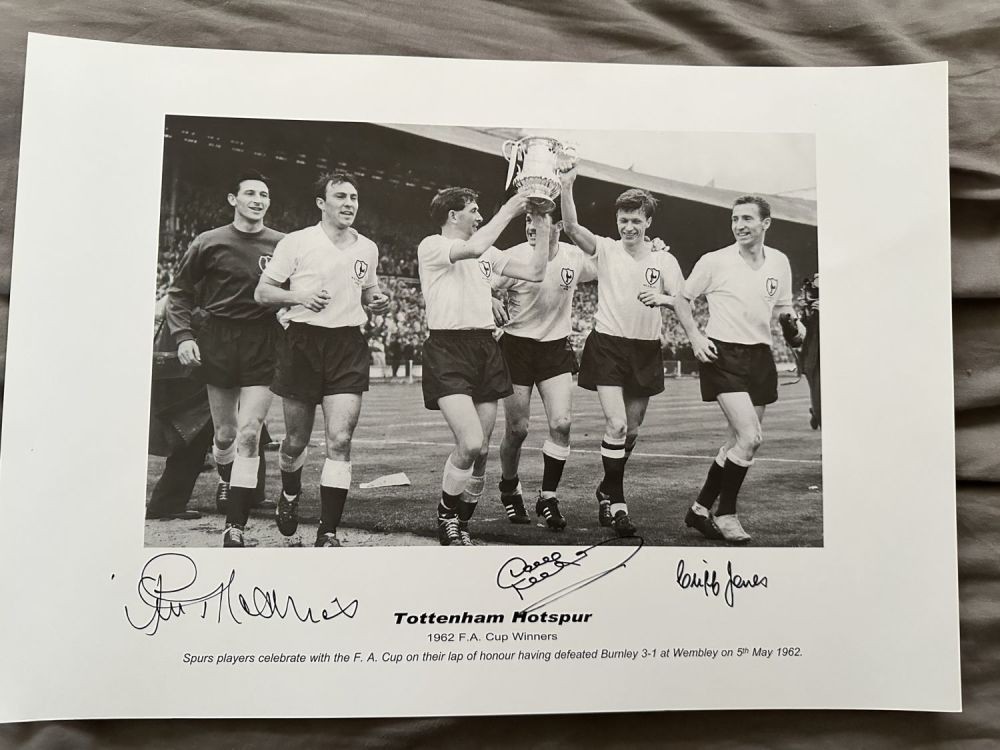 Lot 526: Tottenham Hotspur 14x11 print signed by former Spurs...