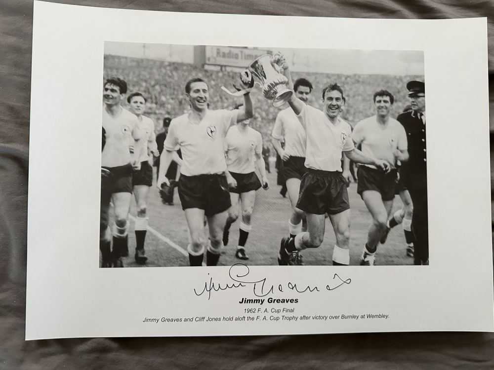Lot 527: Tottenham Hotspur 14x11 print signed by Spurs legend...