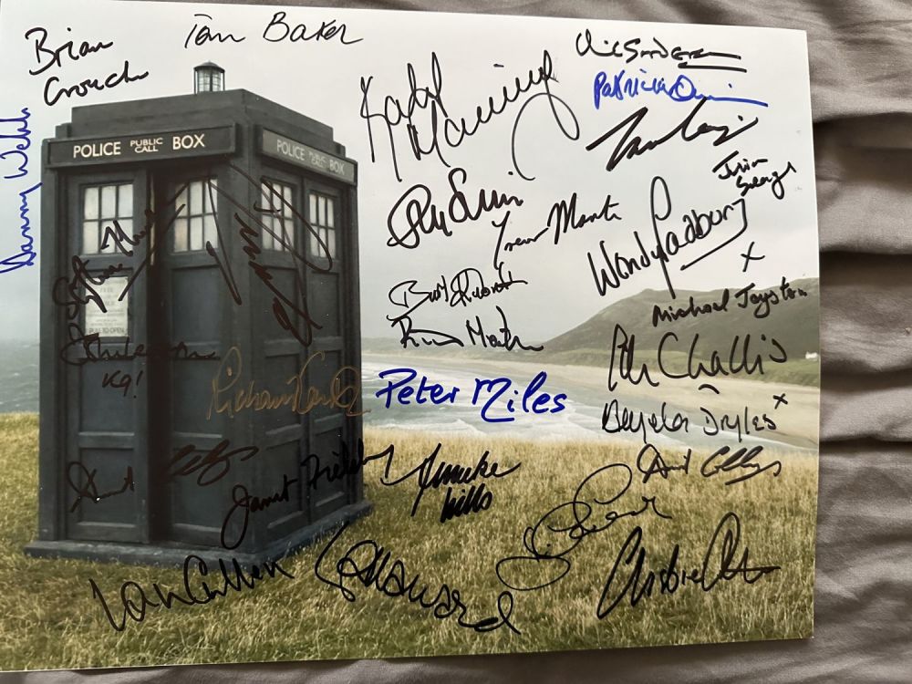 Lot 530: Doctor Who 14x11 inch photo signed by THIRTY...