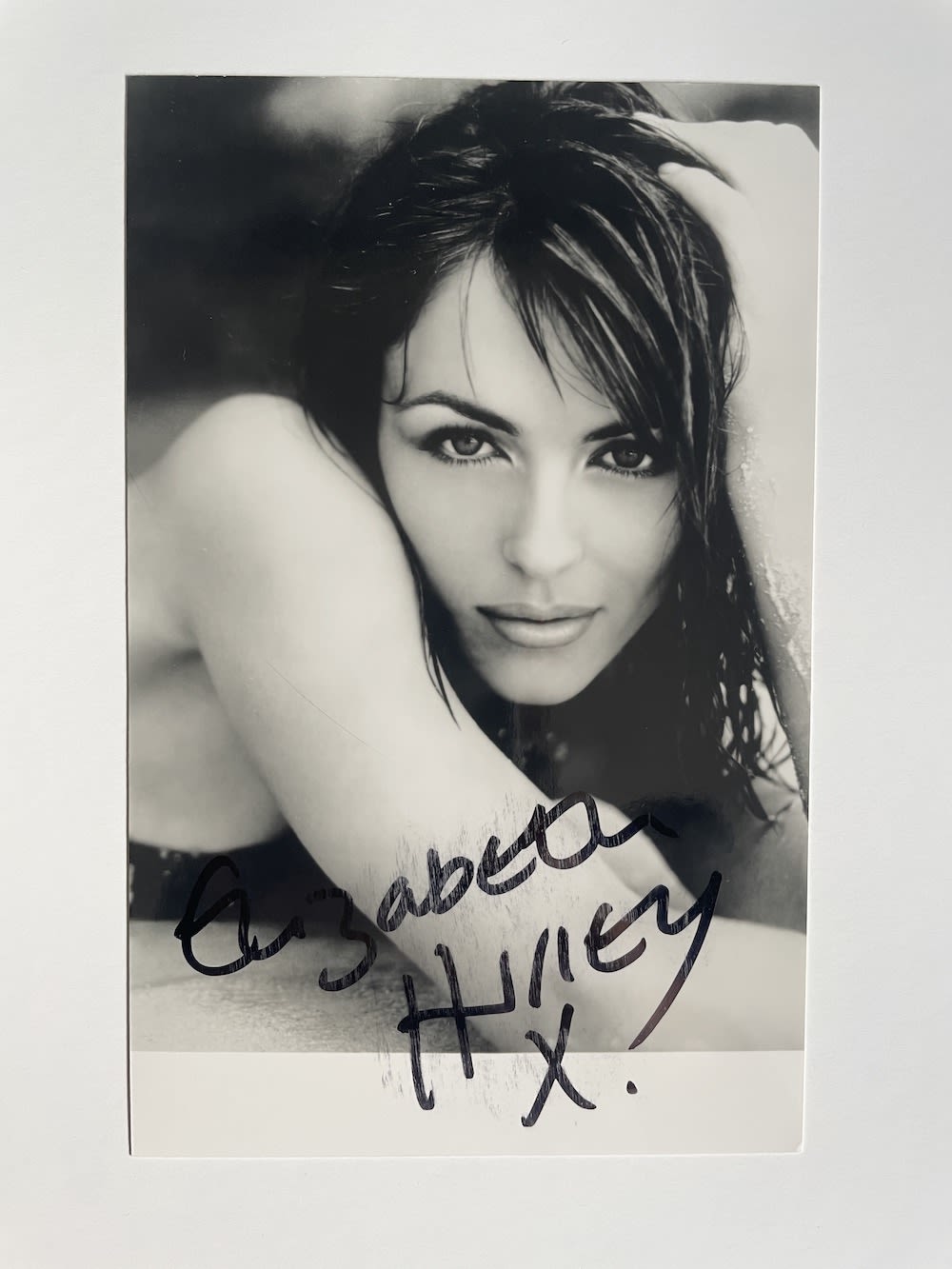 Lot 129: Elizabeth Hurley Great British Actress 6x4 inch signed...
