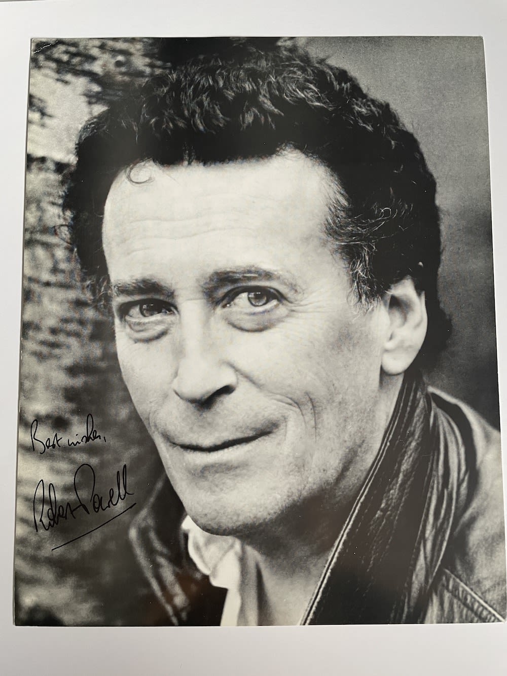 Lot 166: Robert Powell Popular British Actor 10x8 inch signed...