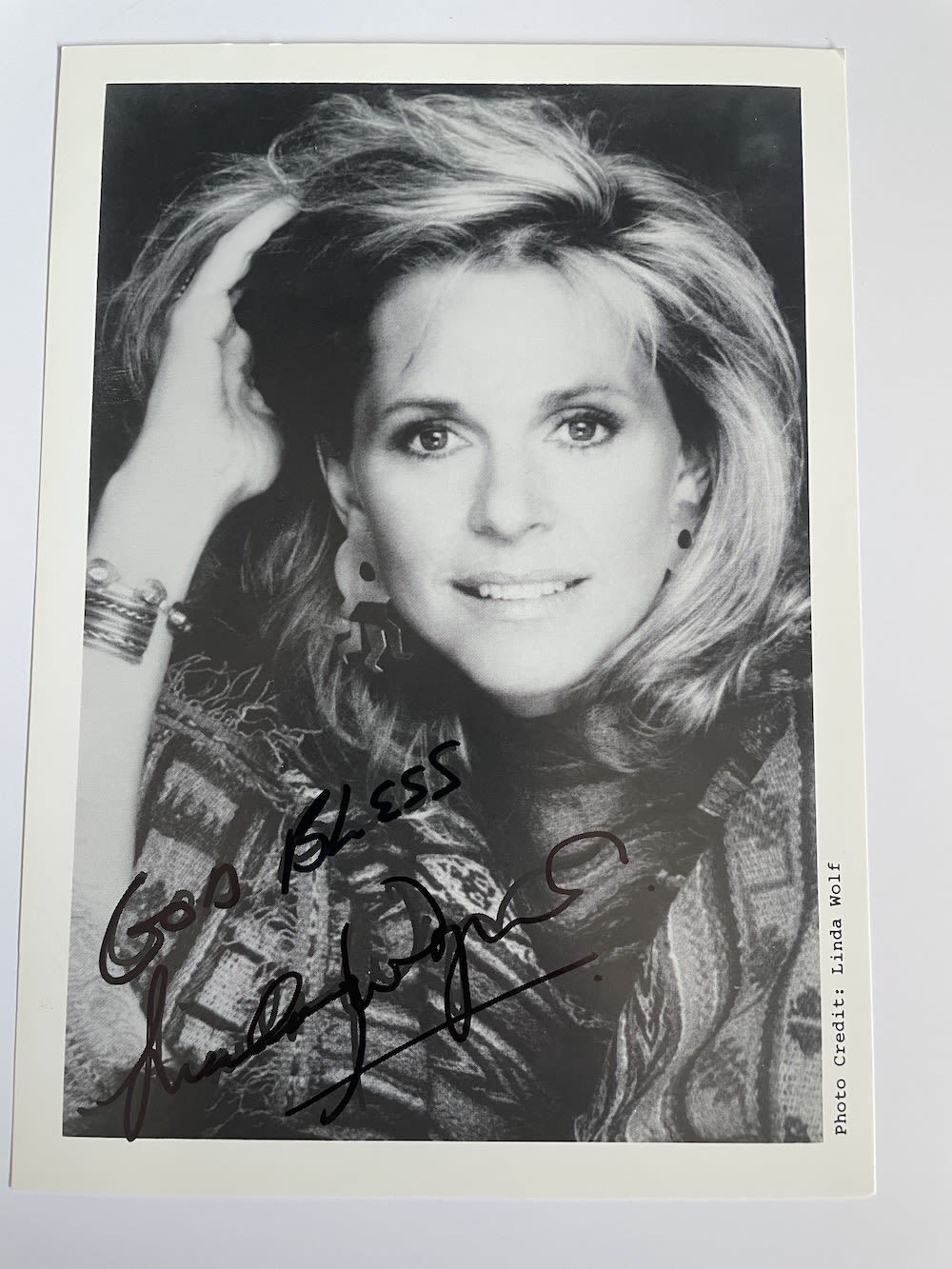 Lot 188: Lindsay Wagner The Bionic Woman Actress 7x5 inch...