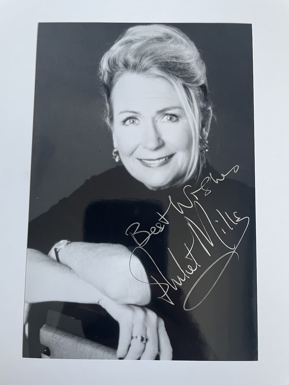 Lot 195: Juliet Mills Popular British Actress 6x4 inch signed...