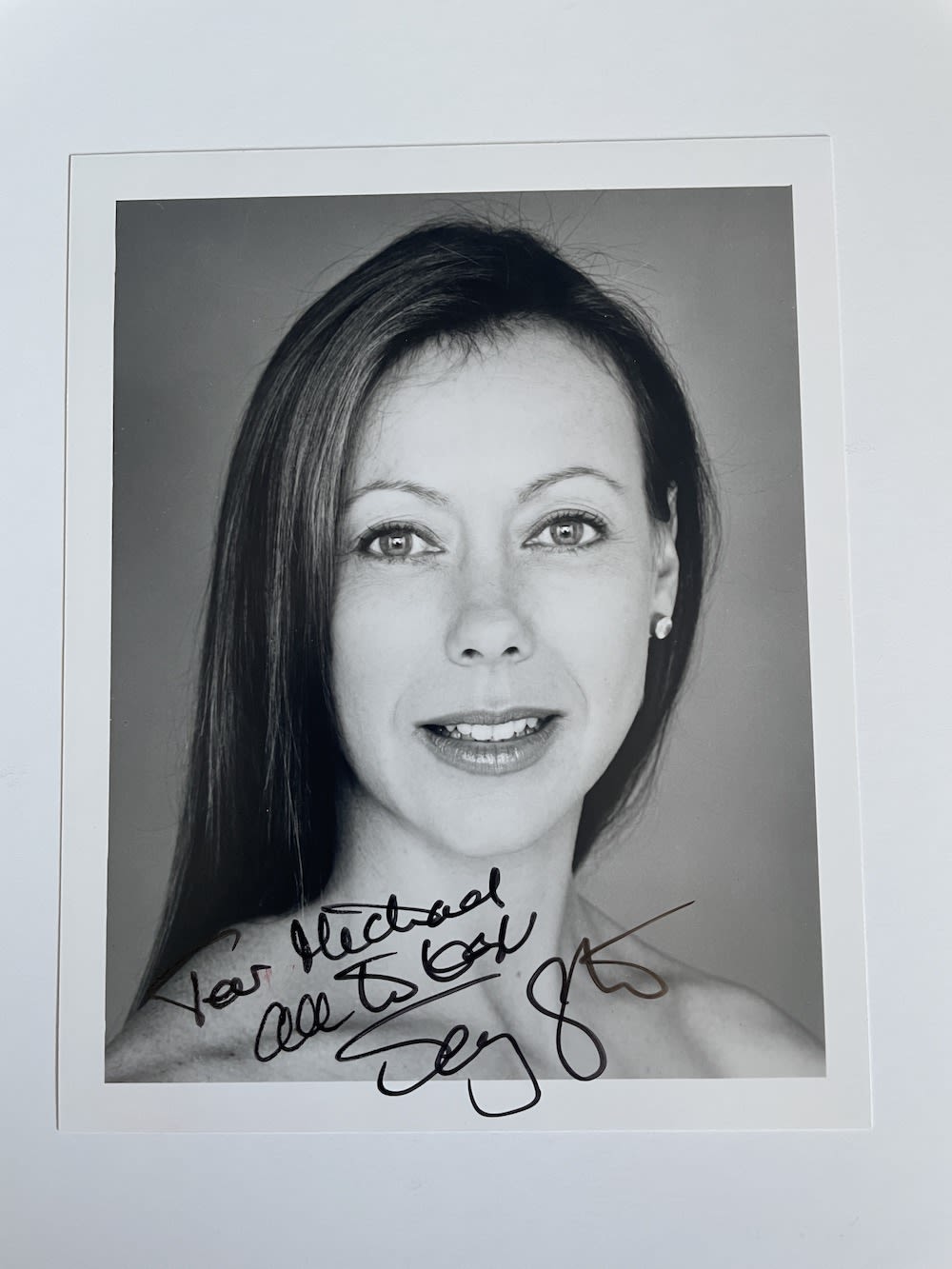 Lot 205: Jenny Agutter Popular British Actress 5x3 inch signed...