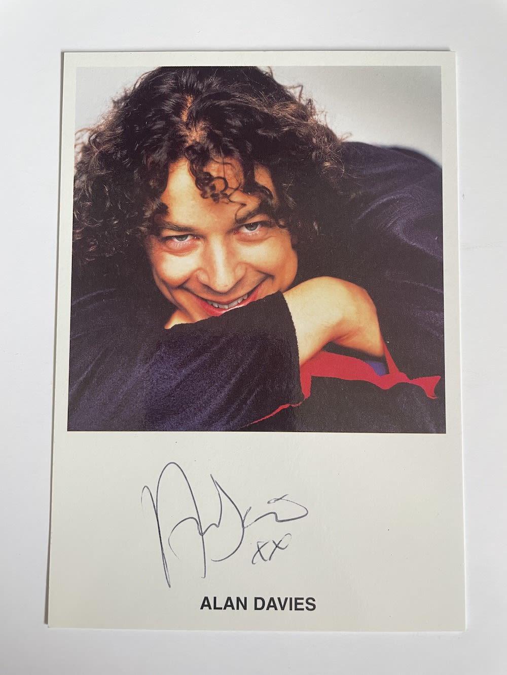 Lot 255: Alan Davies Johnathan Creek Actor 6x4 inch signed...