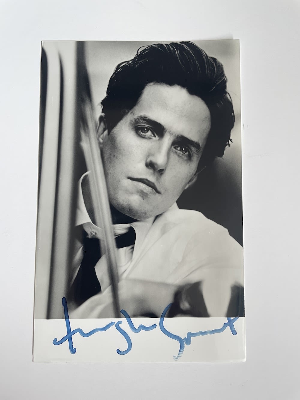 Lot 261: Hugh Grant Popular British Actor 6x4 inch signed...