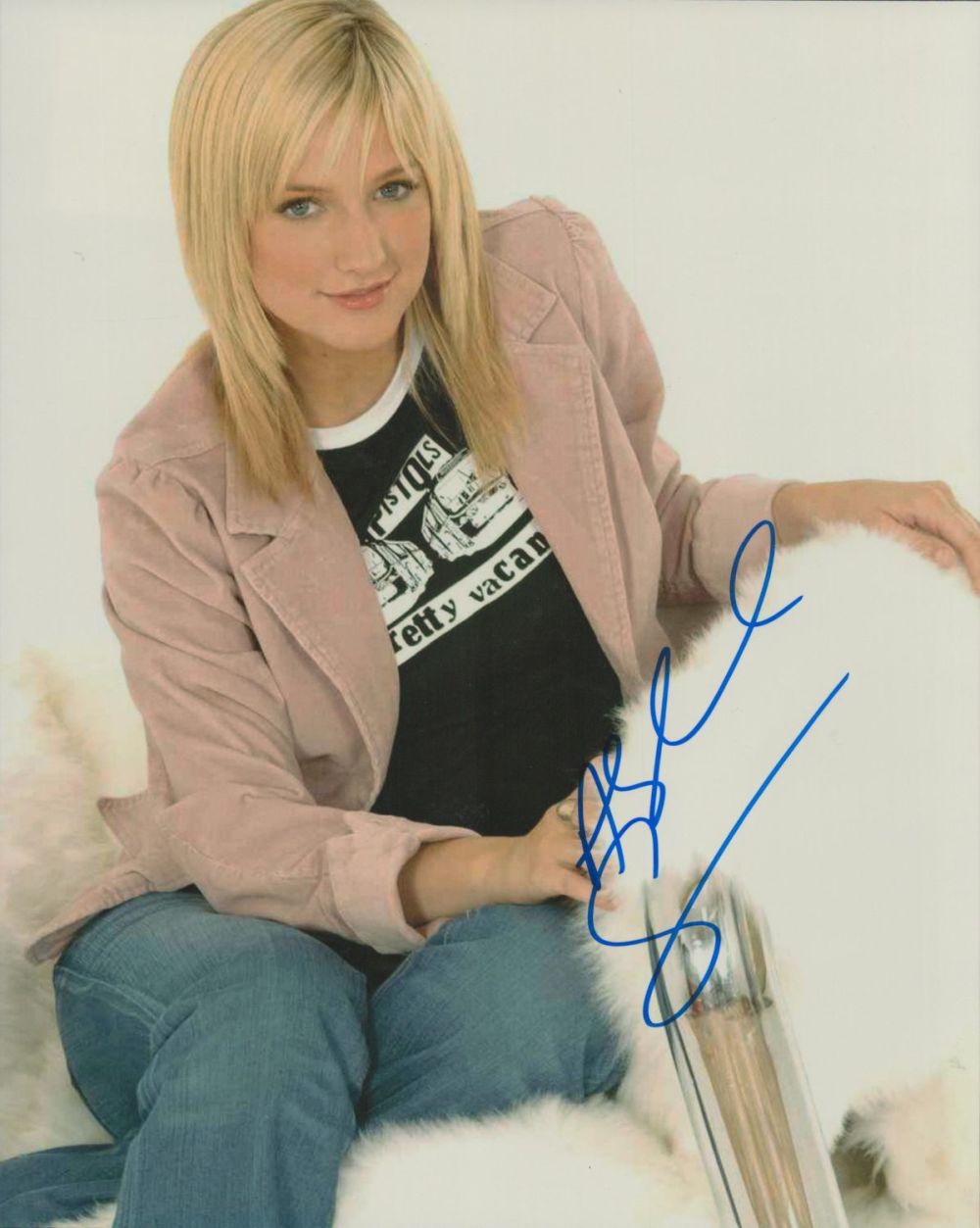 Lot 274: Ashlee Simpson signed colour photo an American singer...