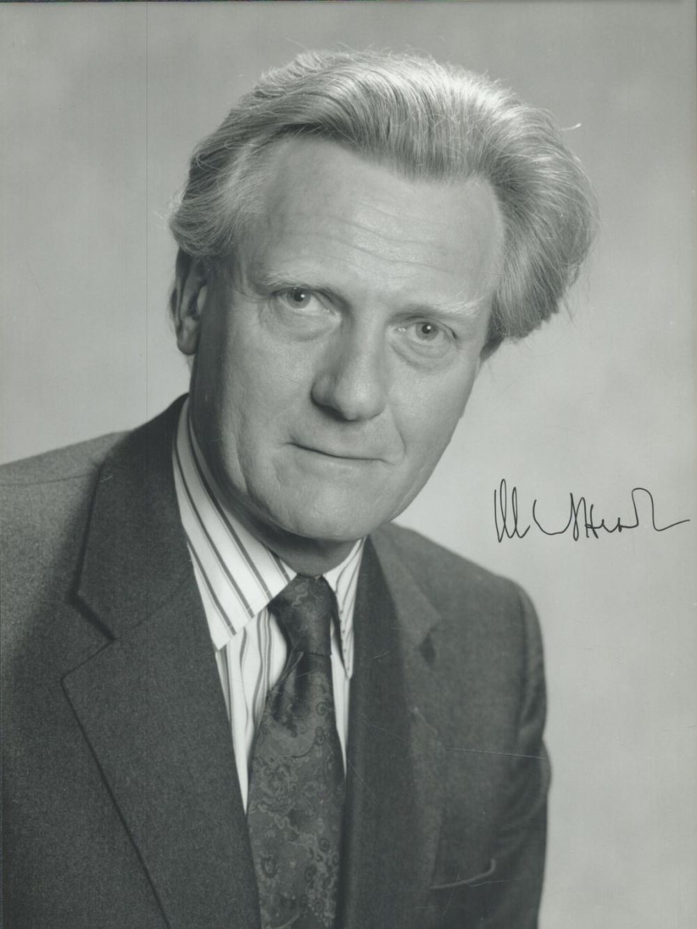 Lot 304: MICHAEL HESSELTINE Deputy Prime Minister signed Photo. Good...