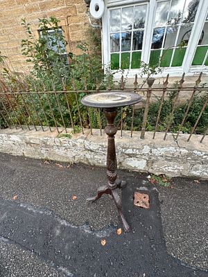 Mahogany Jardini&egrave;re. Stands 108 cm tall