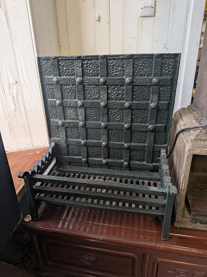 Cast iron firegate 
measures - 60cm w * 35cm d * 66cm h