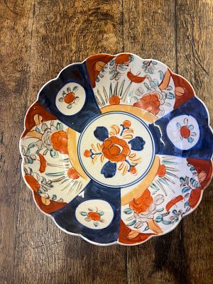 Antique Japanese Imari Bowl With A Scallop Shaped Edge. 8.5" in Diameter. 
Antique Japanese hand 