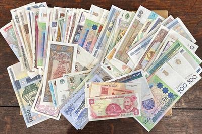 125 new uncirculated foreign bank notes