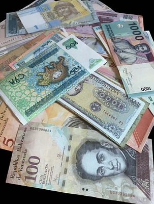 100 new and used banknotes