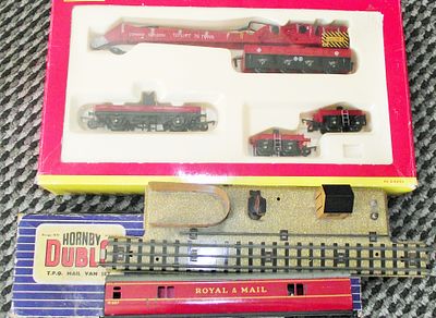 A Collection of Hornby OO Gauge Model Railway Items, including a Hornby R6104 Cowans Sheldon 75 