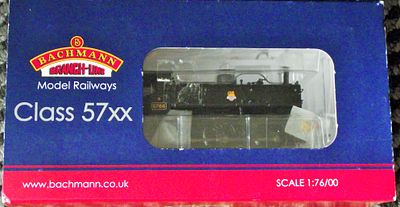 Bachmann Branch-Line OO Gauge Class 57xx Pannier Tank Locomotive No. 5766, BR Black, Ref. 32-214. 