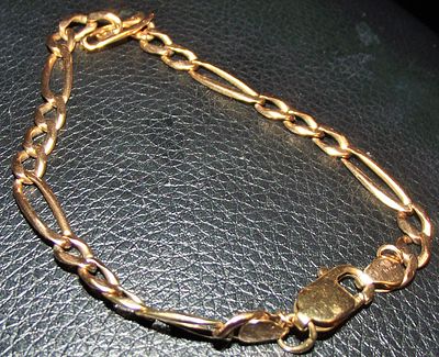 Italian Figaro 9ct gold Link Bracelet in Yellow gold 8.45g approx . A classic 9ct gold Figaro 