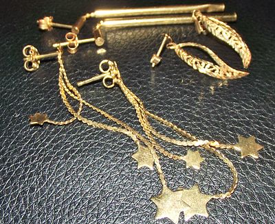 3 x pairs of modern 9ct gold earrings 4.5g approx . 3 x pairs of modern 9ct gold earrings 4.5g approx