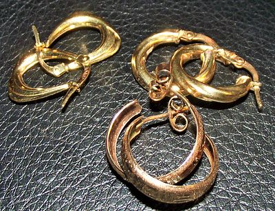 3x pairs of 9ct gold earring 3.2g approx . This lot comprises 3x pairs of 9ct gold earring 3.2g 