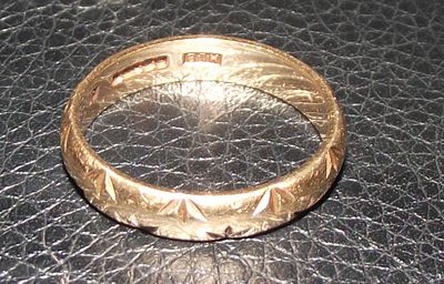 Art Deco style 9ct gold Engraved Diamond Cut Wedding Band Ring 2.9g approx . Art Deco style 9ct 