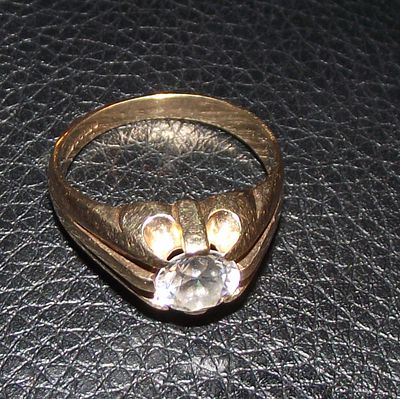 Retro Style 9ct gold fully marked ring with large central clear stone 4.3g approx . A 