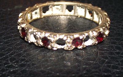 9ct garnet ring some stones missing 2g approx . 9ct garnet ring some stones missing 2g approx