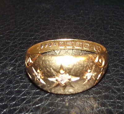 Antique Victorian 18 ct Yellow Gold Three Stone Diamond Gypsy Star Ring 1.9g approx . An antique 