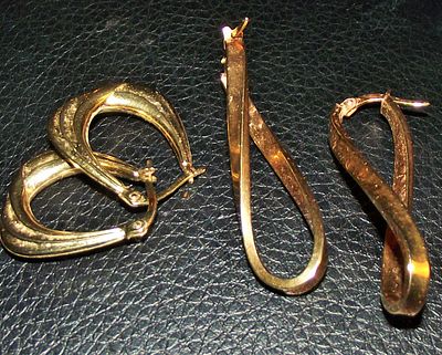 2 x pairs of 9ct gold earrings 3.7g approx . 2 x pairs of 9ct gold earrings 3.7g approx