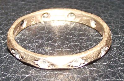 9ct gold clear stone set ring several stones missing 1.5g approx . 9ct gold clear stone set ring 