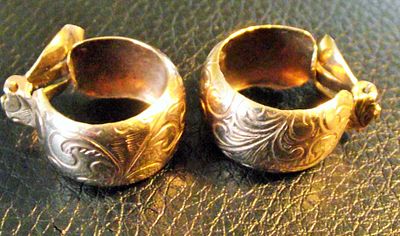 A Pair of 9ct gold Retro Style Engraved Wide Clip-On Earrings, 4 g approx . This lot comprises a 