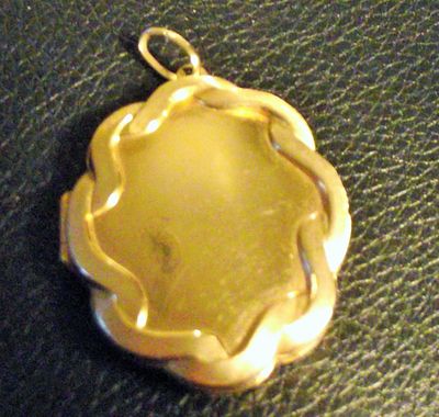 9ct gold locket fully marked 7.4g approx . 9ct gold locket fully marked 7.4g approx